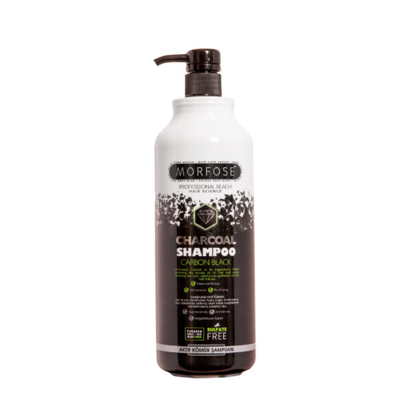 1000 ml Morfose Charcoal Shampoo, tillgängligt hos Morfose Sverige, har en pumpdispenser och en elegant vit och svart design med grön text som framhäver dess organiska extrakt och sulfatfria formula, perfekt för alla som söker en uppfriskande rengöring.